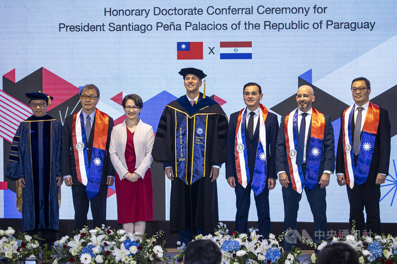 國立台灣科技大學7日舉行巴拉圭共和國總統潘尼亞（Santiago Peña，另譯：貝尼亞）（左4）名譽博士授予典禮，副總統蕭美琴（左3）、教育部長鄭英耀（左2）、台科大校長顏家鈺（左1）等人出席合影。中央社記者鄭清元攝　115年5月7日