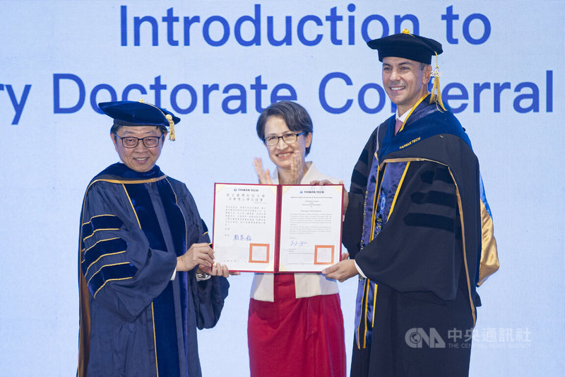 國立台灣科技大學校長顏家鈺（左）7日頒發名譽博士學位證書給巴拉圭共和國總統潘尼亞（Santiago Peña，另譯：貝尼亞）（右），副總統蕭美琴（中）出席見證。中央社記者鄭清元攝　115年5月7日