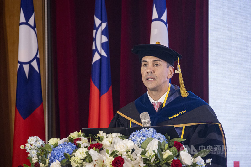國立台灣科技大學7日頒發名譽博士學位證書給巴拉圭共和國總統潘尼亞（Santiago Peña，另譯：貝尼亞）（圖），潘尼亞在會中致詞感謝台科大授予這份榮譽，也期待台巴友誼持續深化。中央社記者鄭清元攝　115年5月7日