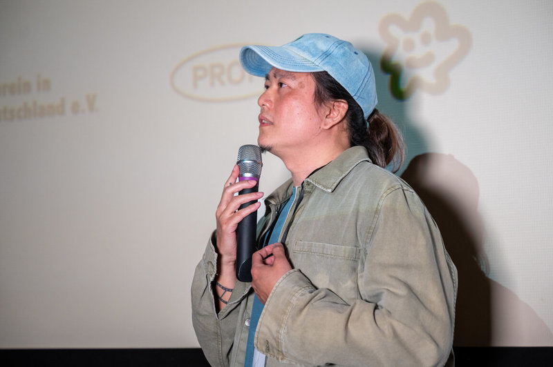 「Taiwan Echoes of Democracy 台灣民主與社會記錄展」6日晚間於柏林開幕，策展人葉子瑞為資深台灣電影工作者，盼藉電影與攝影影像，向德國觀眾介紹台灣民主化進程。（印象台灣協會提供）中央社記者林尚縈柏林傳真　115年5月7日