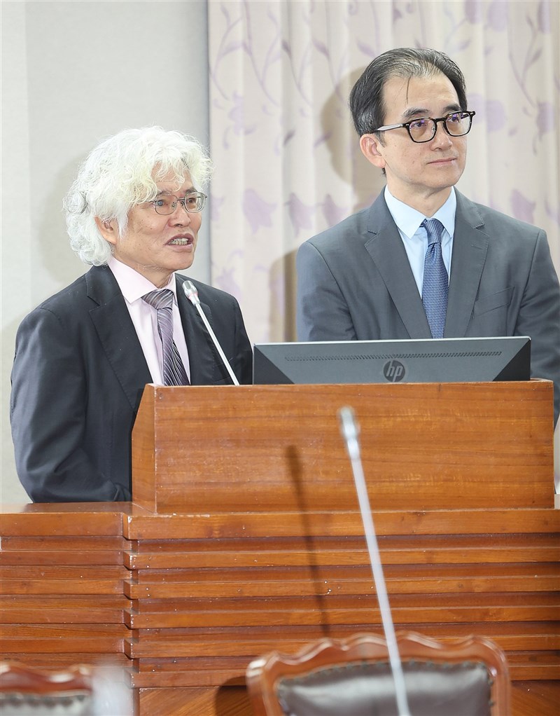 立法院司法及法制委員會7日審查115年度中央政府總預算案關於考試院及所屬主管收支部分，銓敘部長施能傑（左）、考試院祕書長劉建忻（右）等官員列席備詢。中央社記者趙世勳攝　115年5月7日