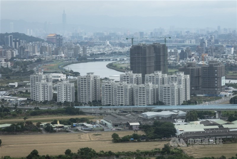 圖為台北市北投區遠眺市區興建中的建案大樓。（中央社檔案照片）