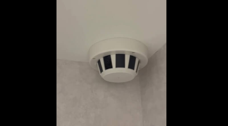 網友揭發某醫美診所天花板角落不明裝置，疑似藏有攝影鏡頭。（圖取自Threads網頁threads.com）