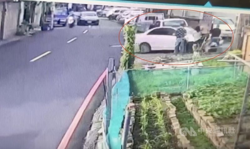 苗栗縣蔡姓女子7日下午駕駛白色賓士轎車載友人到苗栗市與黃姓前男友等人相約談判，疑因爆發口角，蔡女竟兩度踩油門衝撞對方後逃逸，造成黃男等3人受傷送醫。警方全力查緝中。（翻攝畫面）中央社記者管瑞平傳真　115年5月7日