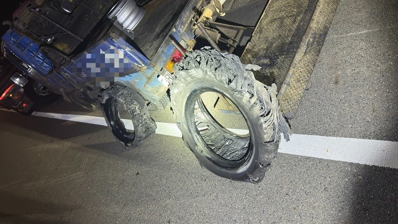1輛半聯結車6日晚間行經國道3號北上194公里彰化路段時，車輪突然爆胎，散落胎皮造成21輛車閃避不及發生碰撞，幸無人受傷。（國道警提供）中央社記者吳哲豪傳真　115年5月7日