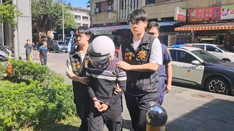 58歲李姓嫌疑人（前中）6日晚間在基隆市培德路一間餐廳巧遇相識的56歲李姓男子，李男聲稱對方欠債遭嚴正否認，雙方爆發衝突，過程中，李嫌持破碎啤酒瓶劃到李男左側頸動脈，李男送醫急救後仍因失血過多宣告不治。警方將李嫌帶回偵訊。（讀者提供）中央社記者王朝鈺傳真　115年5月7日