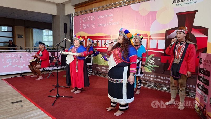 嘉義縣政府7日舉行「嘉義親子鐵道旅遊」宣傳記者會，邀請鄒族「谷簏瑪文化創意工作室」表演傳統歌謠。中央社記者蔡智明攝　115年5月7日
