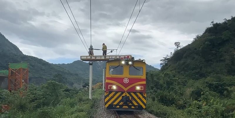 台鐵山里至鹿野間7日因路樹傾倒影響，導致電車線故障，路線暫時不通，台東至關山間啟動公路接駁。（民眾提供）中央社記者盧太城台東傳真　115年5月7日