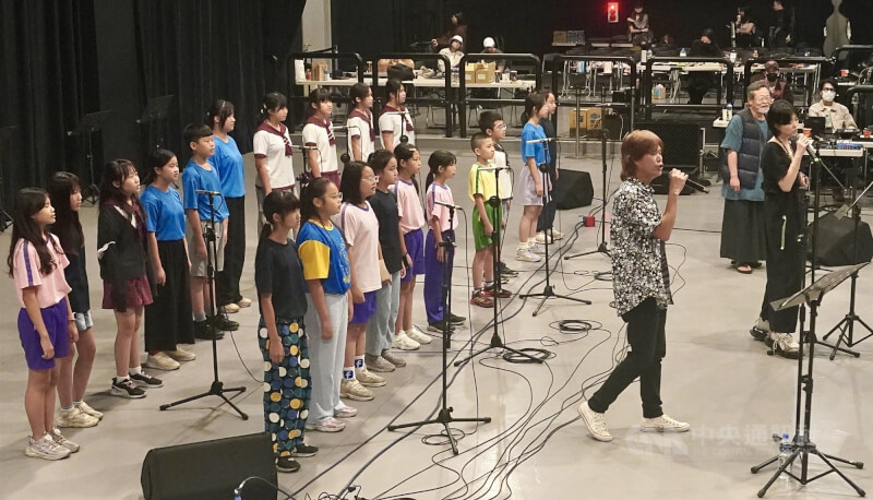 2026總統府音樂會23日將在屏東縣立體育館舉行，7日晚間在高雄駁二藝術特區進行排練，豐田國小合唱團與演出歌手合體練習，盼呈現盡善盡美的表演。中央社記者董俊志攝　115年5月7日