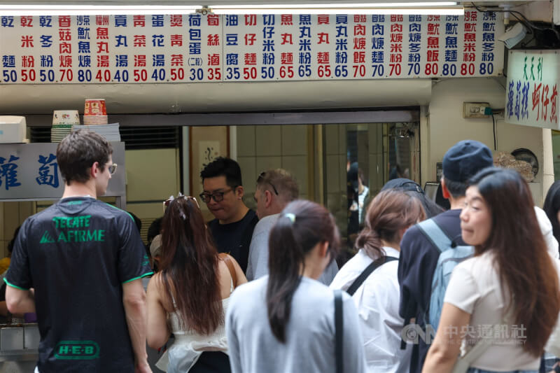 主計總處7日公布4月消費者物價指數（CPI）年增率為1.74%，較3月的1.2%大幅擴增；4月重要民生物資CPI漲幅為1%，漲幅較3月收斂。圖為台北西門町一家小吃店外排隊人潮。中央社記者吳家昇攝　115年5月7日