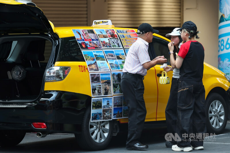 行政院主計總處7日公布4月消費者物價指數（CPI）年增率為1.74%，較3月的1.2%大幅擴增，其中油料費大漲13.6%。圖為一名計程車司機在西門町招攬乘客。中央社記者吳家昇攝　115年5月7日