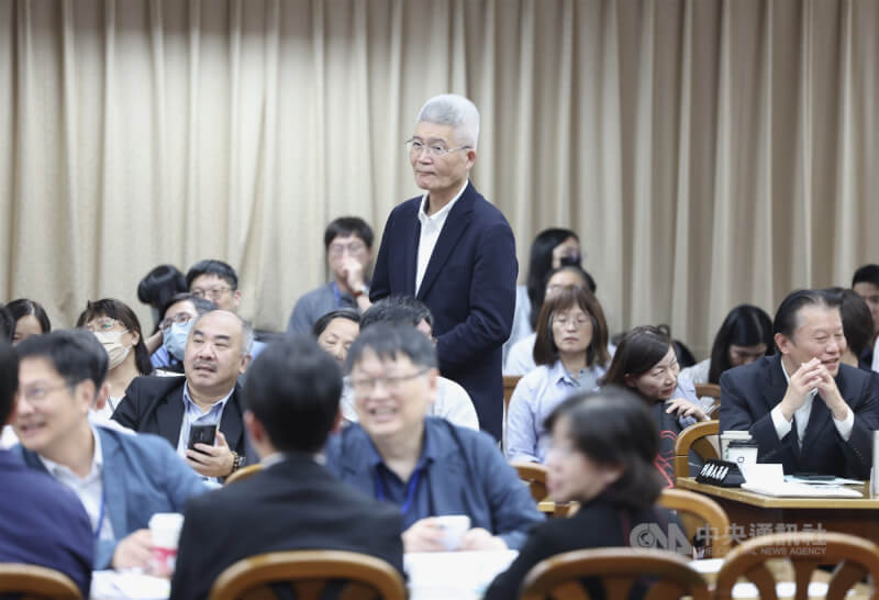 第8屆公視董事會延宕成7日立法院教育及文化委員會焦點，公視董事長胡元輝（中立者）是否具備列席備詢資格一事引衝突，民進黨立委雖數度邀請胡元輝上台備詢，但國民黨籍召委羅廷瑋也多次裁示休息，導致議事空轉。中央社記者趙世勳攝　115年5月7日