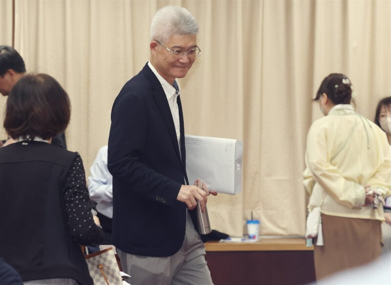 第8屆公視董事會遲遲無法產生，針對公視董事長胡元輝（中）適任資格，國民黨立委羅智強7日在立法院教育及文化委員會開會前，要求胡元輝離席，胡元輝隨即離開會場。中央社記者張新偉攝　115年5月7日