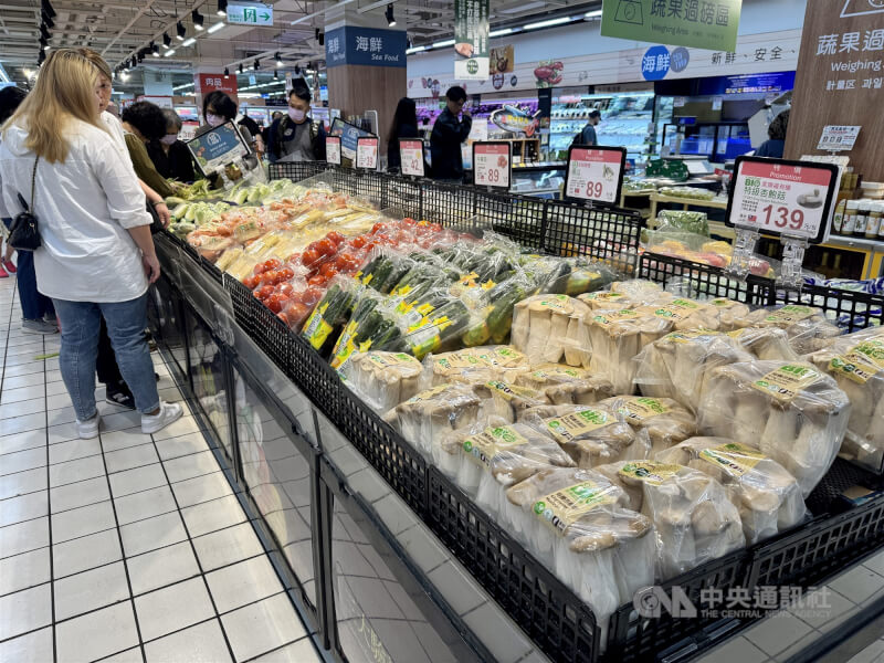 主計總處7日公布4月消費者物價指數年增率為1.74%，較3月的1.2%大幅擴增。圖為民眾在連鎖賣場採買民生物資。（中央社檔案照片）