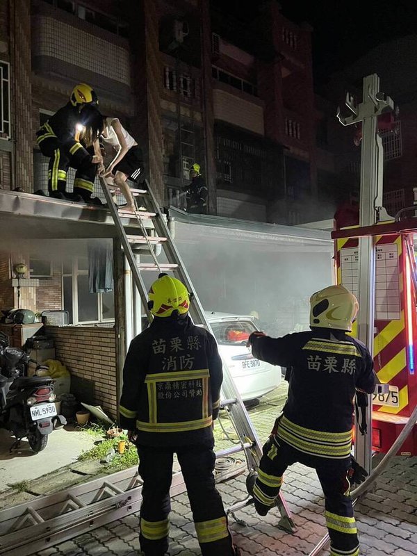 苗栗縣造橋鄉一間透天厝6日深夜發生火警，苗栗縣消防局接獲通報趕往現場布設水線救援，並透過架梯方式，順利救出6位民眾和1隻貓咪。（苗栗縣消防局提供）中央社記者管瑞平傳真　115年5月7日
