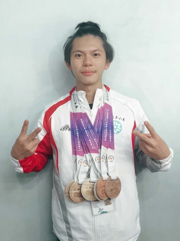 115年全國大專校院運動會落幕，台東大學成績亮眼，其中大一新生曾文駿（圖）感念恩師，重返離開10年的競技體操賽場，順利在全大運拿下3金1銀3銅。（台東大學提供）中央社記者盧太城台東傳真　115年5月7日