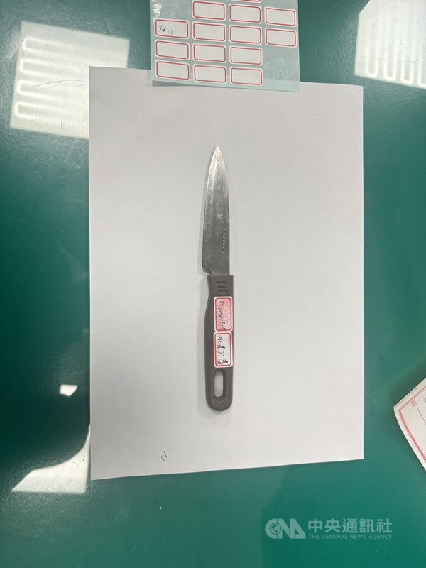 新北市警察局中和分局指出，1名緬甸籍李姓男子7日清晨與同鄉室友發生爭執，持刀劃傷對方頸部，當場被依殺人未遂現行犯逮捕。圖為扣案水果刀。（翻攝照片）中央社記者曹亞沿傳真　115年5月7日