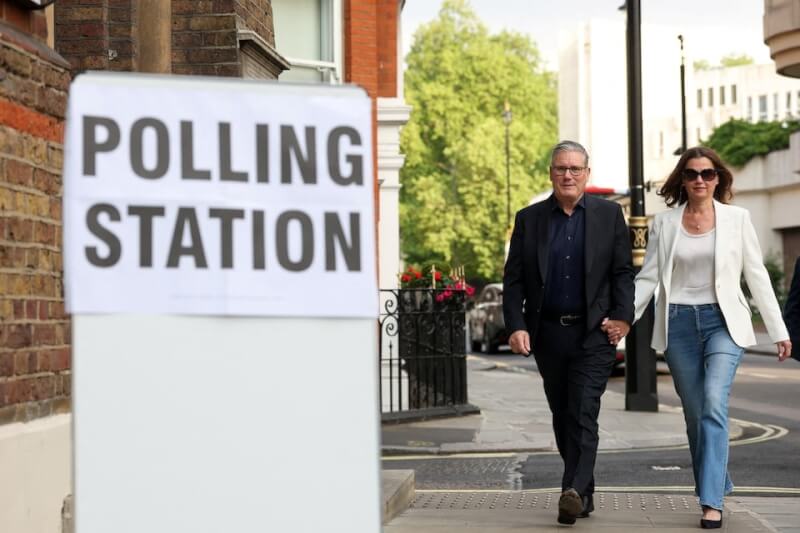 英國地方選舉7日登場。圖為英國首相施凱爾（左）和妻子前往投票。（路透社）