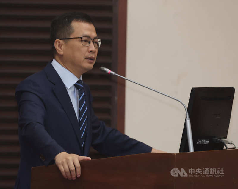 第8屆公視董事會陷僵局，針對公視董事長胡元輝適任資格，國民黨立委羅智強（圖）7日在立法院教育及文化委員會開議前，要求胡元輝離席。羅智強表示，並非針對胡元輝個人，而是基於法律原則。中央社記者張新偉攝　115年5月7日
