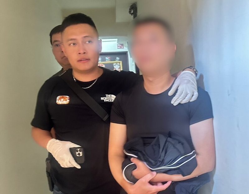 海巡署偵防分署嘉義查緝隊114年查獲販毒曾姓嫌犯（右）持有大量愷他命、毒品咖啡包等不法證物，全案依違反毒品危害防制條例移送嘉義地檢署偵辦，但曾嫌交保後畏罪輕生。（請珍惜生命。自殺防治專線（24小時）：0800-788-995；生命線：1995。）（海巡署提供）中央社記者蔡智明傳真　115年5月7日
