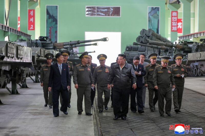 北韓領導人金正恩（前中）本週視察一座兵工廠，檢閱「新型155毫米自走砲」的生產情形。（圖取自北韓中央通信社網頁kcna.kp）