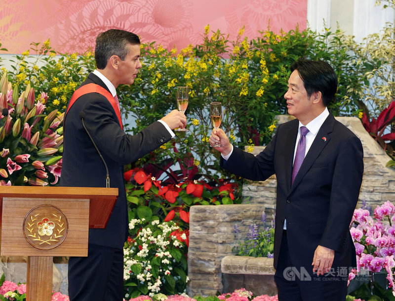 巴拉圭共和國總統潘尼亞（Santiago Peña，另譯：貝尼亞）（左）第4度訪台，總統賴清德（右）8日頒授潘尼亞「采玉大勳章」並舉行國宴，雙方舉杯互祝。中央社記者郭日曉攝　115年5月8日