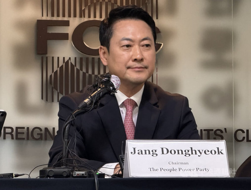 韓國在野黨國民力量黨代表張東赫（圖）8日與外國媒體會面時強調，自己是當時參與解除戒嚴表決的18名國民力量議員之一，不過彈劾並不是解決戒嚴風波的唯一方法，黨內也無可避免地面臨了分裂狀態。中央社記者楊啟芳首爾攝　115年5月8日