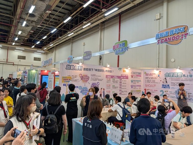 勞動部勞動力發展署中彰投分署邀27家企業8日在台中世界貿易中心辦「身心障礙者就業博覽會」，現場提供約600個職缺。中央社記者蘇木春攝　115年5月8日