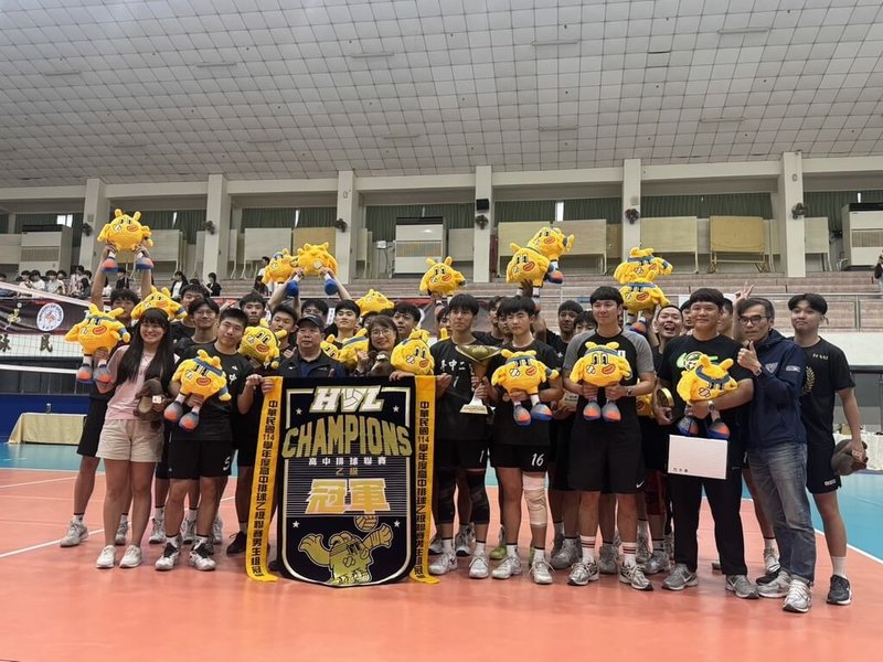 台中第二高級中等學校男子排球隊歷經主力受傷、連勝中斷等，在教練指揮調度下克服困境，奪得114學年度高中排球乙級聯賽冠軍，順利取得6連霸。（台中二中提供）中央社記者趙麗妍傳真　115年5月8日
