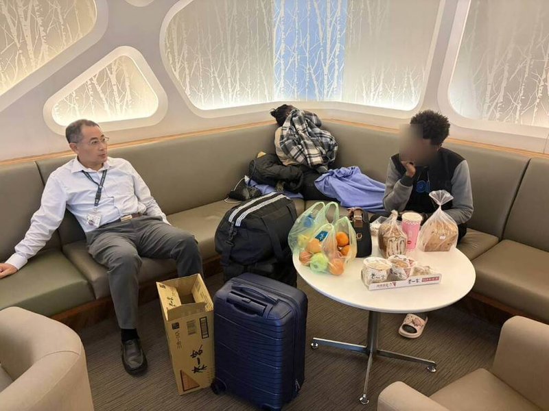 一對海地籍夫妻在桃園國際機場過境區滯留長達45天，期間移民署國境事務大隊特殊勤務隊隊長康慶年（左）關懷兩人生活狀況，並主動提供餐食。（移民署提供）中央社記者葉臻傳真　115年5月8日