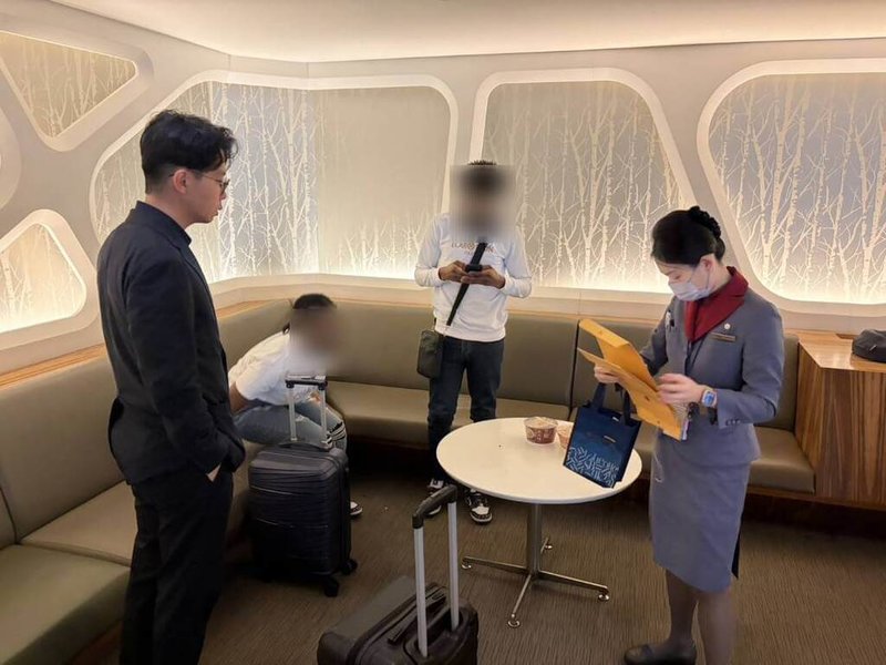 一對海地籍夫妻在桃園國際機場過境區滯留長達45天，移民署與外交部、航空公司等跨機關合作，日前順利協助這對夫妻離境。（移民署提供）中央社記者葉臻傳真　115年5月8日