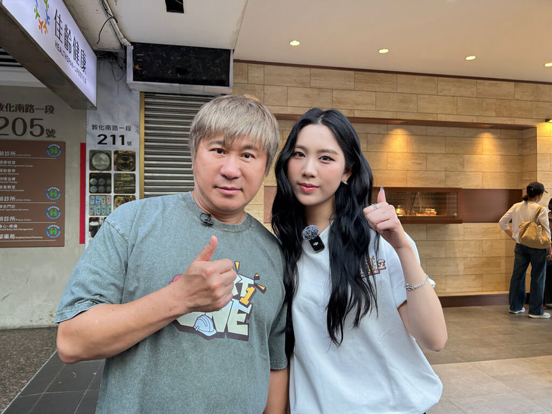 資深藝人胡瓜（左）與18歲孫女Emma（右）在網路節目「下面一位」同台，祖孫挑戰穿搭改造，體驗年輕人的實體交友店。（「下面一位」提供）中央社記者洪素津傳真　115年5月8日