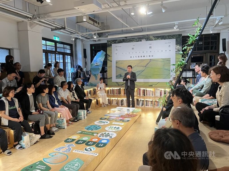 農業部林業及自然保育署舉辦的「島嶼織者—國土生態綠網主題展」8日在台北市松山文創園區開幕，邀民眾一同了解和守護國土生態綠網。林保署長林華慶（後中）出席致詞。中央社記者陳至中攝　115年5月8日