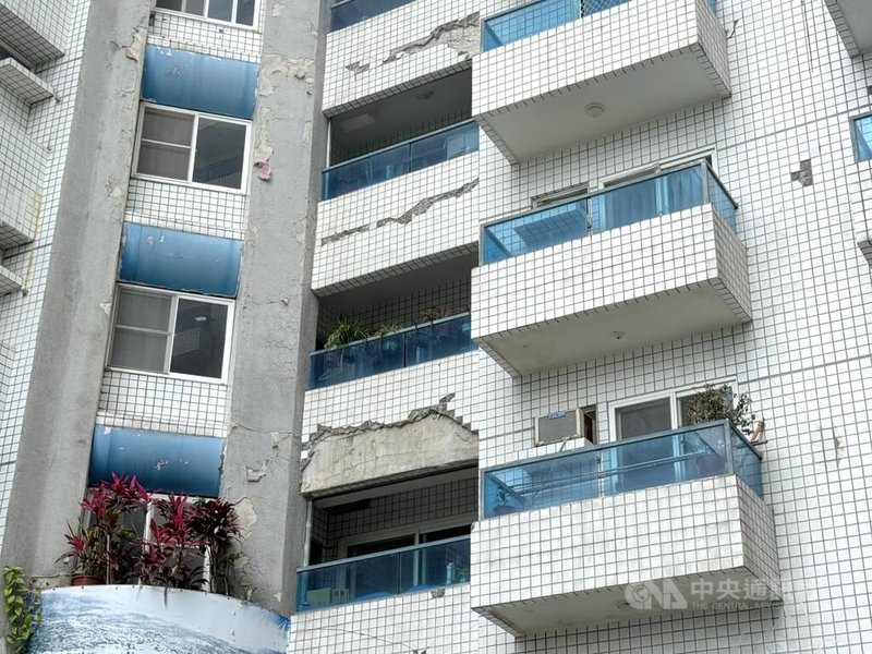 花蓮市集合住宅「蓮花大樓」在0403強震後被評估為黃單建物，大樓主結構及梁柱受損輕微，外牆磁磚剝落，大樓管委會統計，目前仍有40多戶住在社區內。中央社記者張祈攝　115年5月8日