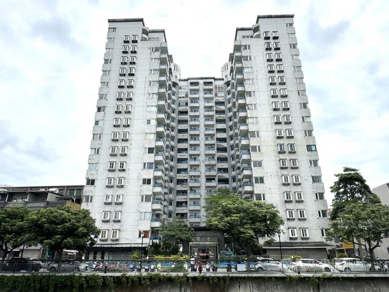 位在花蓮市的「蓮花大樓」為4棟17層樓高建築組成，共有128戶，震後被評估為黃單建物，經過2年等待，8日舉行弱層補強工程動工儀式，預計2027年3月底完工。中央社記者張祈攝　115年5月8日