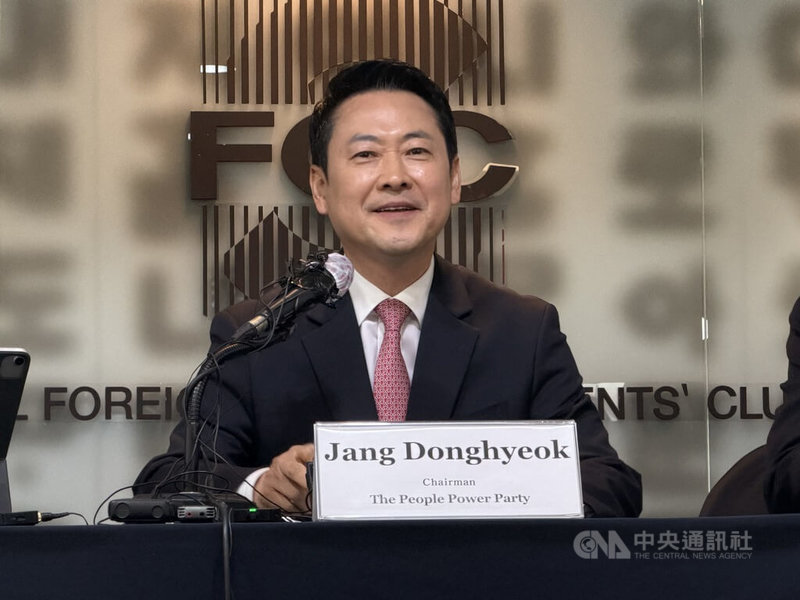 韓國在野黨國民力量黨代表（黨魁）張東赫8日與外國媒體會面，在被問到在野黨對日本「台灣有事」立場的想法，張東赫採取保守姿態不提「台灣」兩字，但籲執政黨採取與美日一致立場。中央社記者楊啟芳首爾攝　115年5月8日
