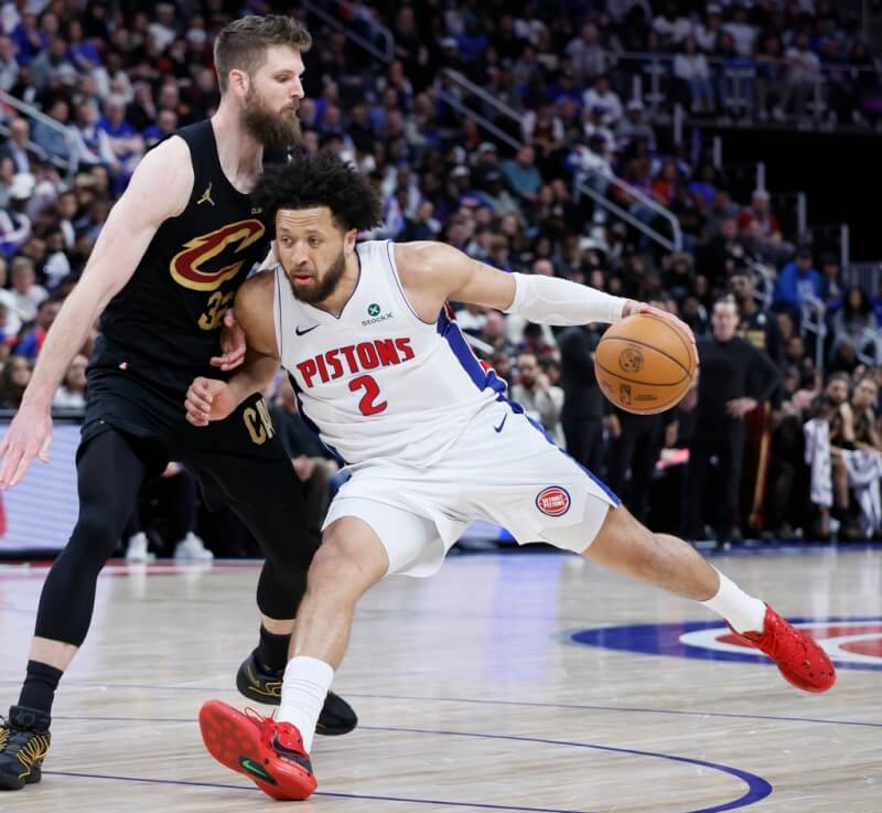 美國職籃NBA底特律活塞一哥康寧漢（白球衣者）在7日晚間對上克里夫蘭騎士的比賽中攻下25分，助隊在季後賽第2輪系列賽取得2連勝。（美聯社）