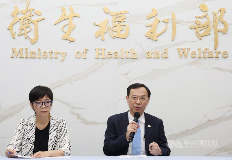 衛福部長石崇良（右）8日主持三班護病比納入醫療機構設置標準會議，會後說明，將規劃約兩年緩衝期，預計以117年5月1日作為法條正式實施日期。圖左為衛福部護理及健康照護司長蔡淑鳳。中央社記者張新偉攝　115年5月8日
