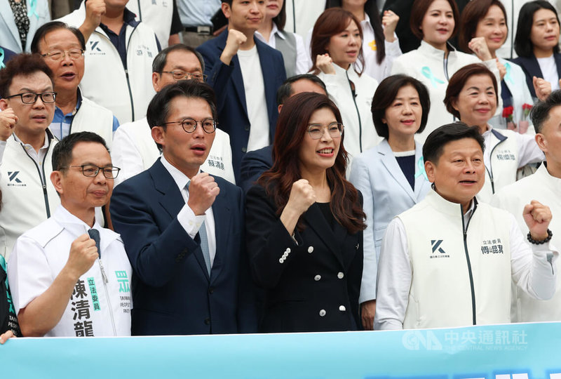 立法院會8日下午三讀通過攸關對美軍購的「保衛國家安全及強化不對稱戰力計畫採購特別條例」，國民黨主席鄭麗文（前右2）、民眾黨主席黃國昌（前左2）會後也現身立法院議場前記者會，共同高呼「支持國防  守護台灣」。中央社記者謝佳璋攝  115年5月8日
