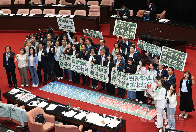 立法院會8日下午經表決後三讀通過「保衛國家安全及強化不對稱戰力計畫採購特別條例」，民進黨立委齊聚議場高呼「守護國安不打折  國防升級要全面」口號。中央社記者謝佳璋攝　115年5月8日