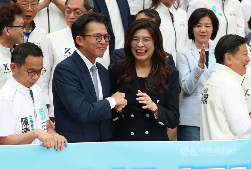 立法院會8日正式三讀通過攸關對美軍購的「保衛國家安全及強化不對稱戰力計畫採購特別條例」，國民黨主席鄭麗文（前右2）、民眾黨主席黃國昌（前左2）會後現身立法院議場前記者會，面帶笑容握手致意。中央社記者謝佳璋攝  115年5月8日