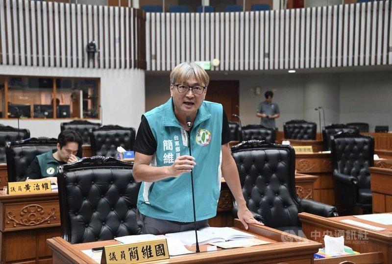 台東縣政府在台東市區規劃總經費達新台幣7億元的停車場，於民國114年2月開工，未料進度僅有5%就停工，民進黨籍台東縣議員簡維國（圖）8日在縣議會提出質疑。中央社記者盧太城攝　115年5月8日