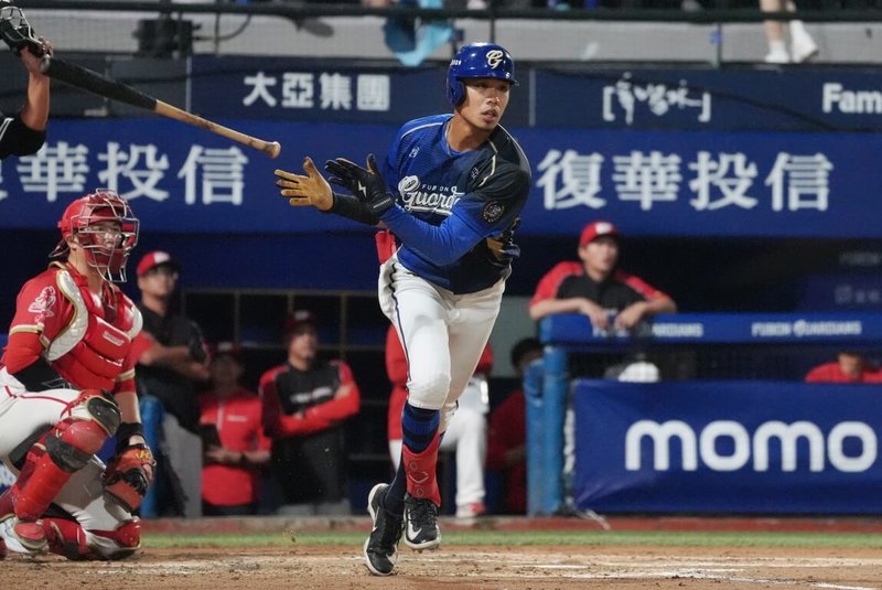 中職富邦悍將隊野手童堉誠（中）8日生涯一軍初先發，3局下首打席就敲出二壘打，後續並跑回追平分，首安、首得分皆出爐。（富邦悍將提供）中央社記者謝靜雯傳真 115年5月8日