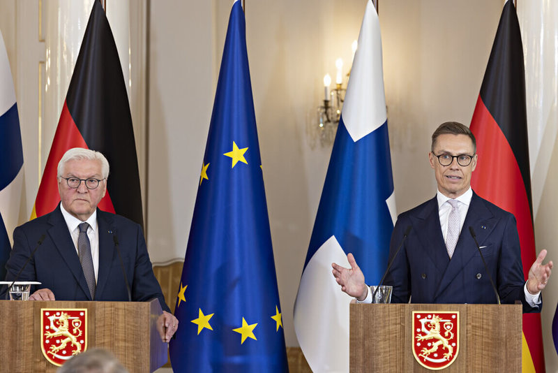 德國聯邦總統史坦麥爾（Frank-Walter Steinmeier，左）訪問芬蘭，和芬蘭總統史塔布（Alexander Stubb，右）在芬蘭總統府舉行記者會。（芬蘭總統府提供）中央社記者巫祈麟赫爾辛基傳真　115年5月8日