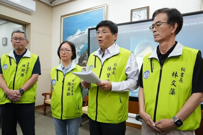 「2026澎湖國際海上花火節」無人機展演7日晚間雖順利升空，卻遭訊號干擾，導致未能完整呈現。澎湖縣副縣長林皆興（右2）8日致歉表示，已將相關數據與資料交由警方進一步調查釐清。（澎湖縣政府提供）中央社  115年5月8日