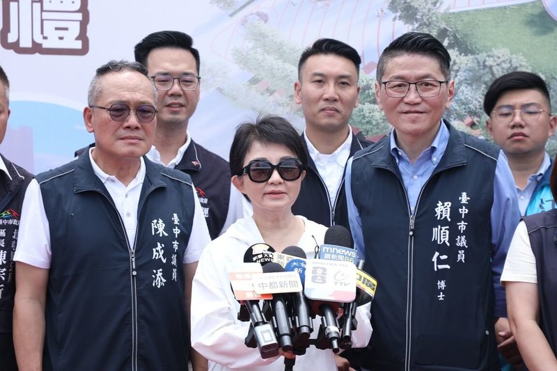 中國國民黨主席鄭麗文7日拜會台中市長盧秀燕（前中）討論軍購案，盧秀燕8日接受媒體聯訪表示，立法院要表決，相信會有圓滿結果及符合民意看法。（台中市府提供）中央社記者蘇木春傳真　115年5月8日