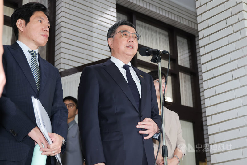 行政院長卓榮泰（左2）8日赴立法院施政報告並備詢，會前接受記者提問，回應軍購相關議題，呼籲國民黨黨中央放手讓黨團自主，也讓國防產業自主發展。 中央社記者翁睿坤攝　115年5月8日