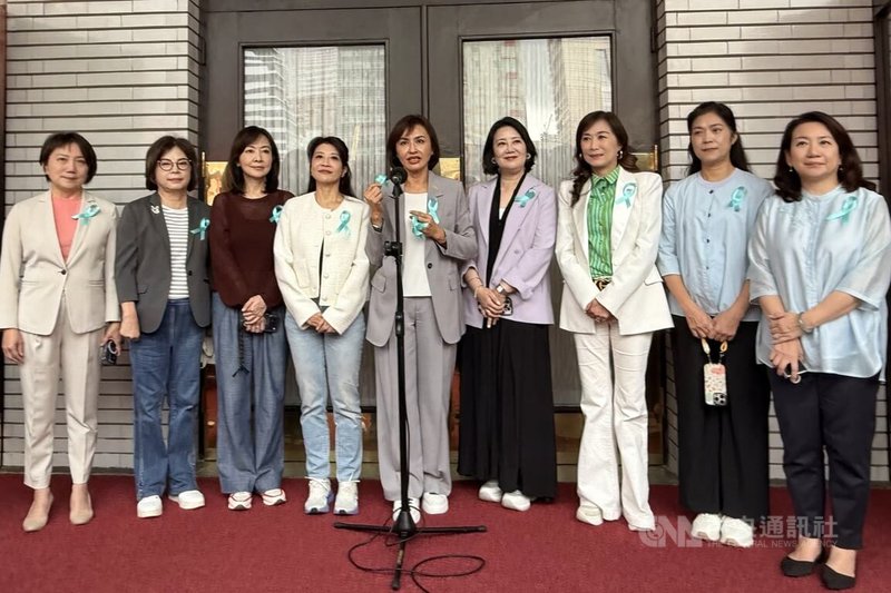 曾罹患卵巢癌的民進黨立委邱議瑩（中）8日發起「寄語青絲帶」行動，發放象徵關注卵巢癌的青絲帶給跨黨派立委，鼓勵女性定期接受癌症篩檢。中央社記者王揚宇攝　115年5月8日