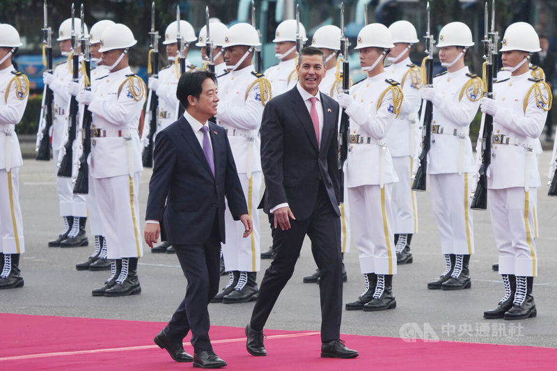 巴拉圭共和國總統潘尼亞（Santiago Peña，另譯：貝尼亞）（前右）第4度訪台，總統賴清德（前左）8日上午在總統府府前廣場以隆重軍禮歡迎，兩人緩步走過迎賓紅毯。中央社記者徐肇昌攝　115年5月8日