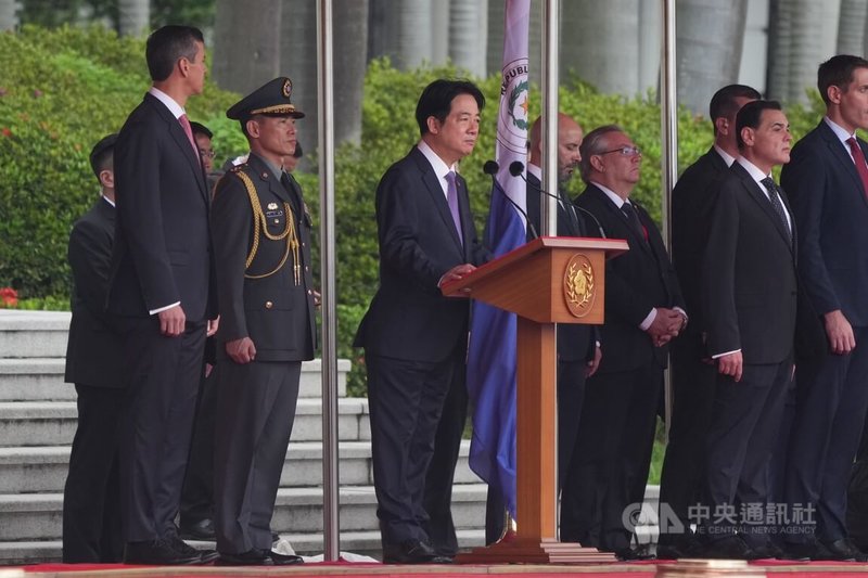總統賴清德（中）8日上午在總統府前廣場以軍禮歡迎巴拉圭總統潘尼亞（Santiago Peña，另譯：貝尼亞）所率訪團，致詞期許台巴相互扶持共促繁榮發展。中央社記者徐肇昌攝　115年5月8日